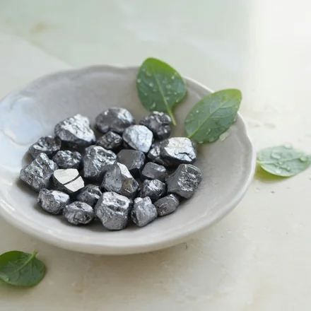 Srebrzyste okruchy mineralne w jasnej miseczce